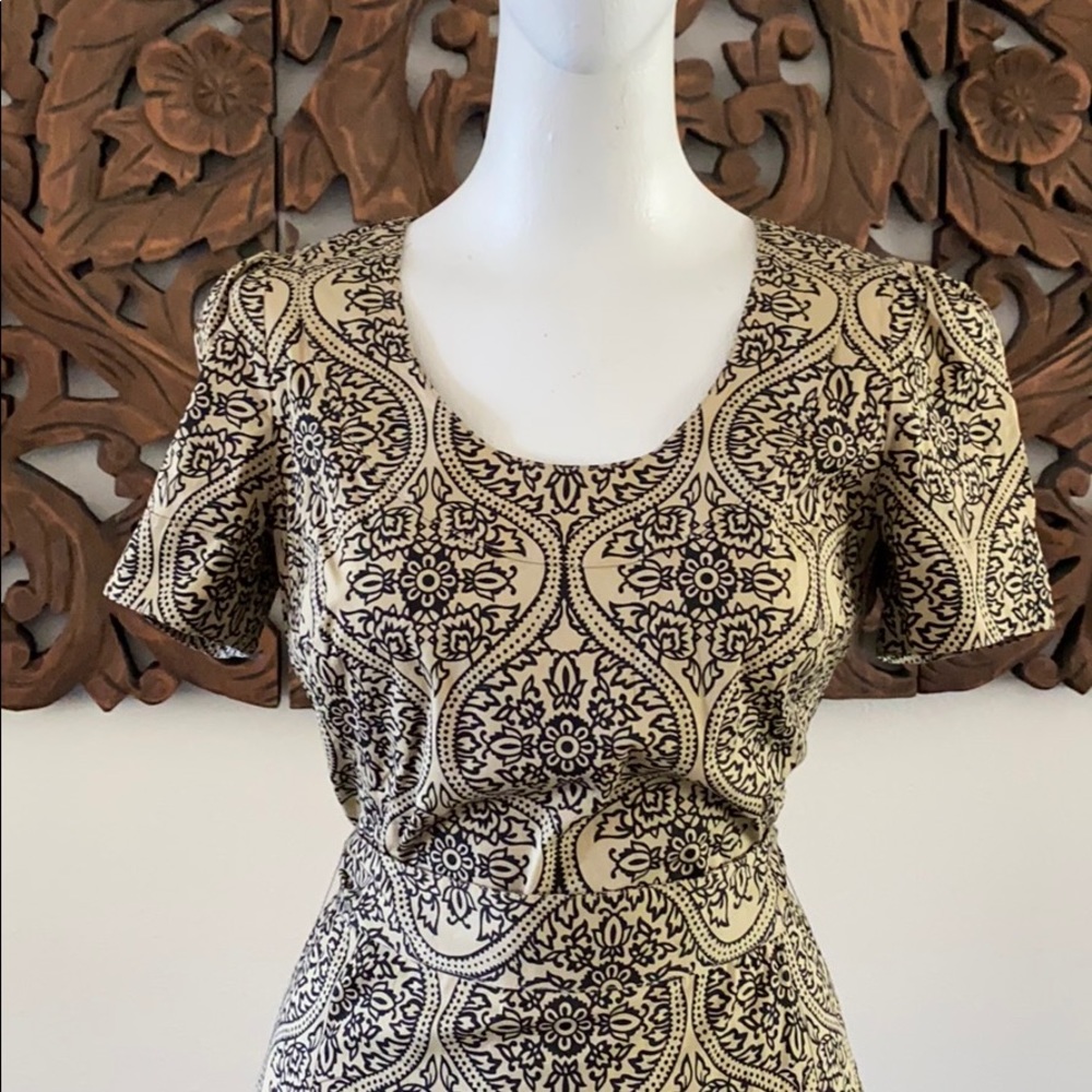 Beautifully patterned dress - Picture 2 of 4